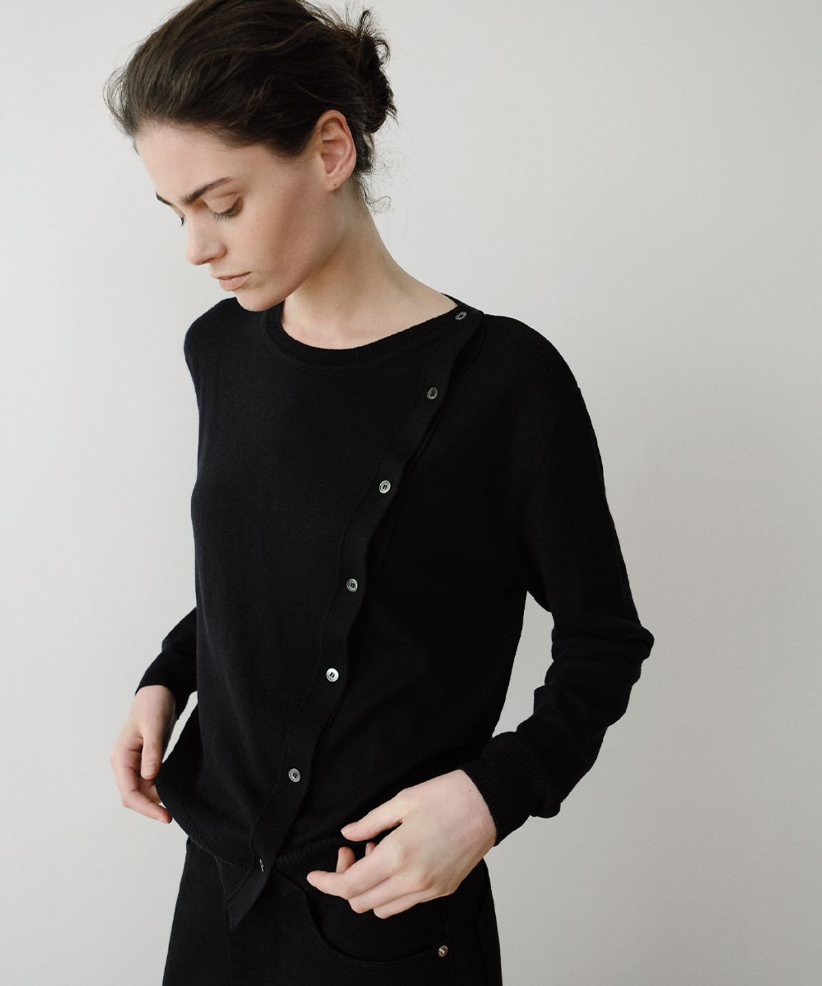 이아(EAAH) SIDE BUTTON KNIT PULLOVER (BLACK)