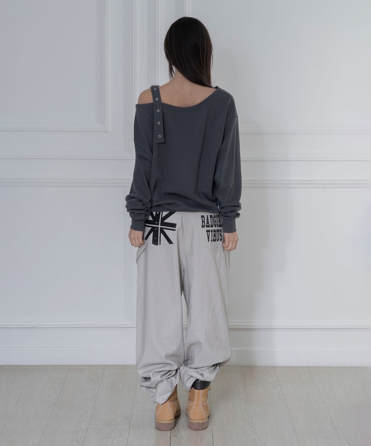 팬시클럽(FANCY CLUB) 원숄더 버클 스웻셔츠 (CHARCOAL) F26ZB063