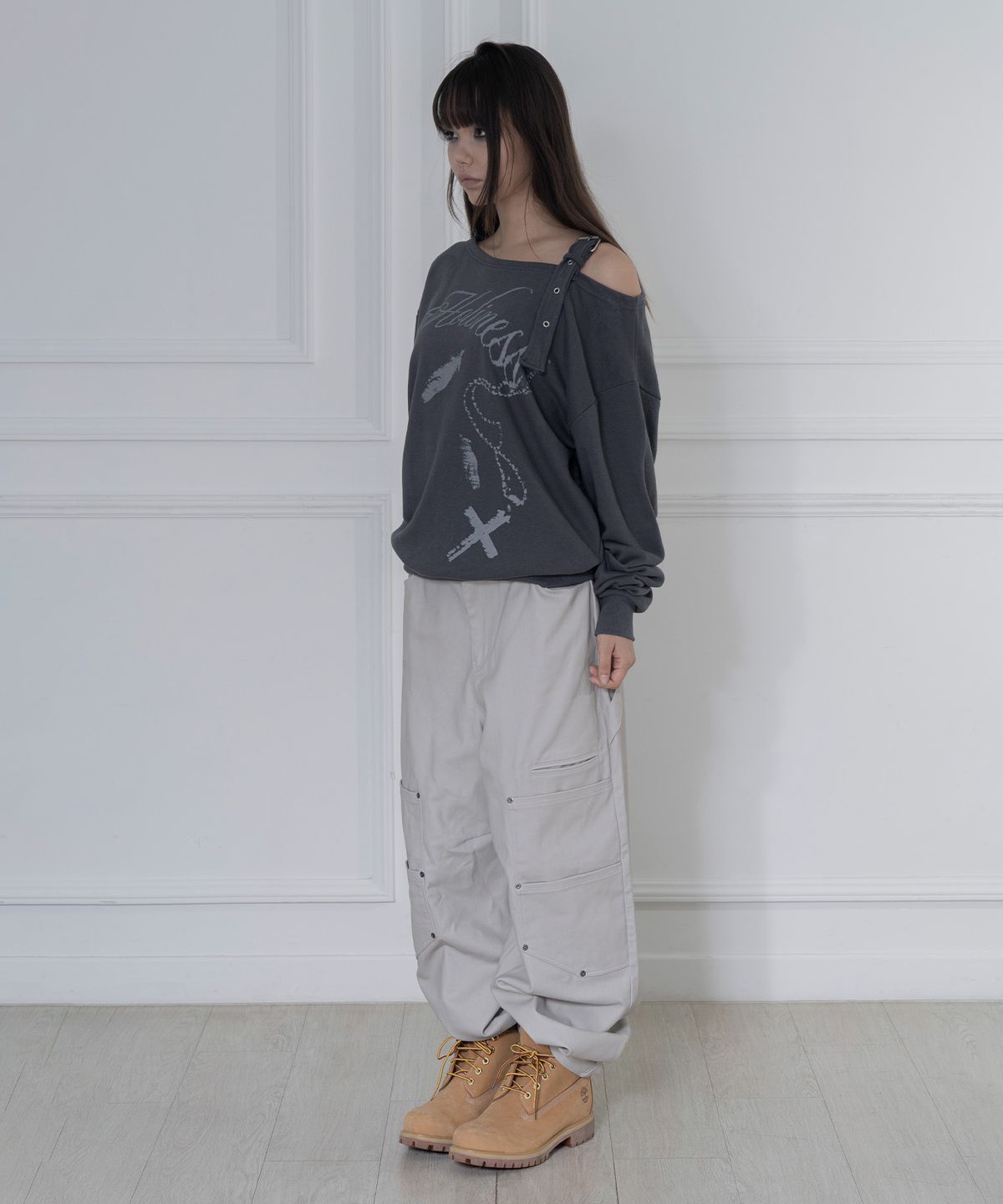 팬시클럽(FANCY CLUB) 원숄더 버클 스웻셔츠 (CHARCOAL) F26ZB063