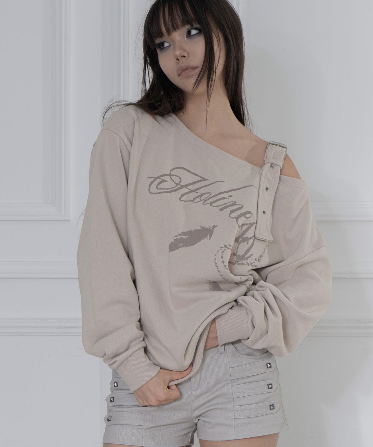 팬시클럽(FANCY CLUB) 원숄더 버클 스웻셔츠 (BEIGE) F26ZB063