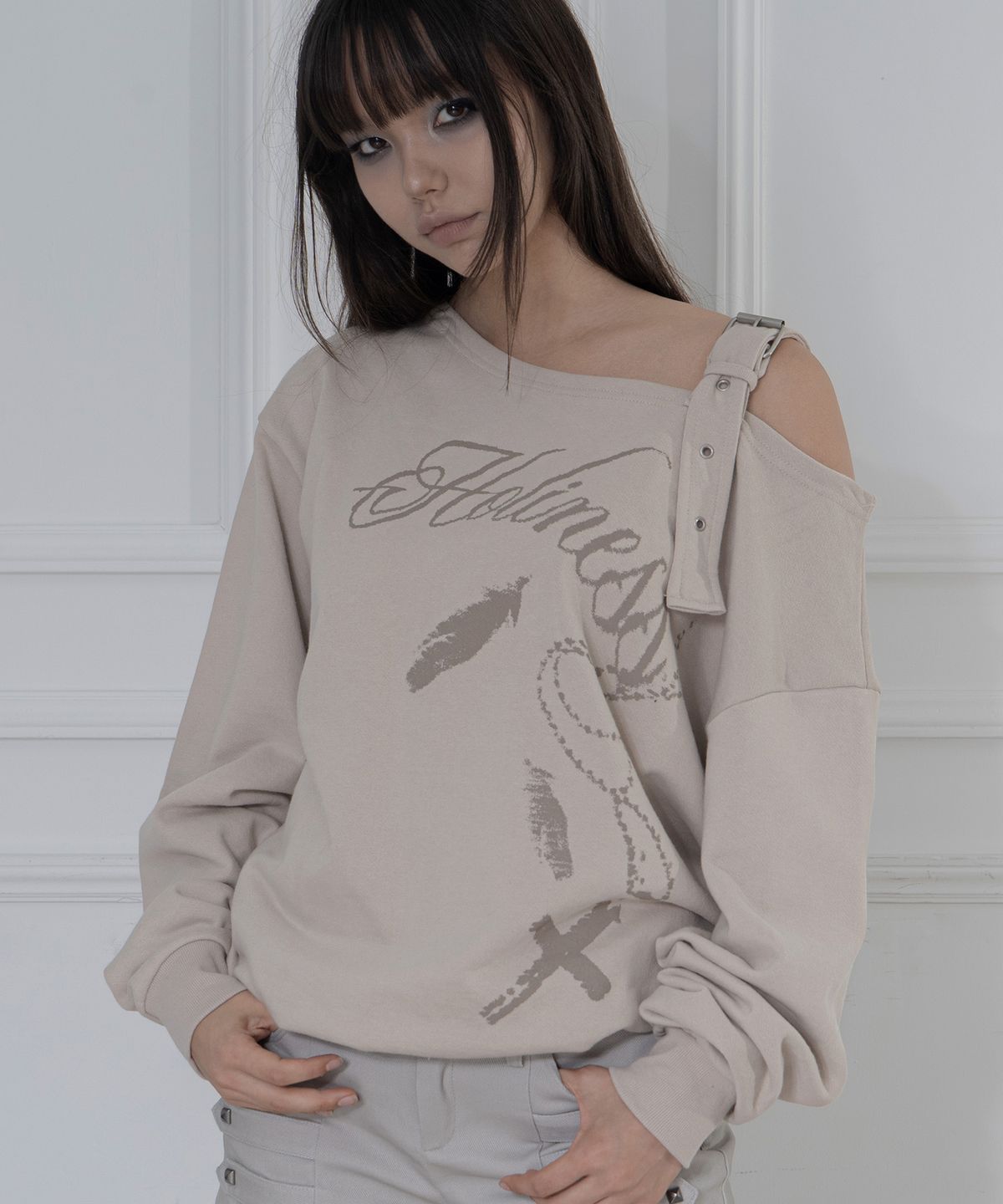 팬시클럽(FANCY CLUB) 원숄더 버클 스웻셔츠 (BEIGE) F26ZB063