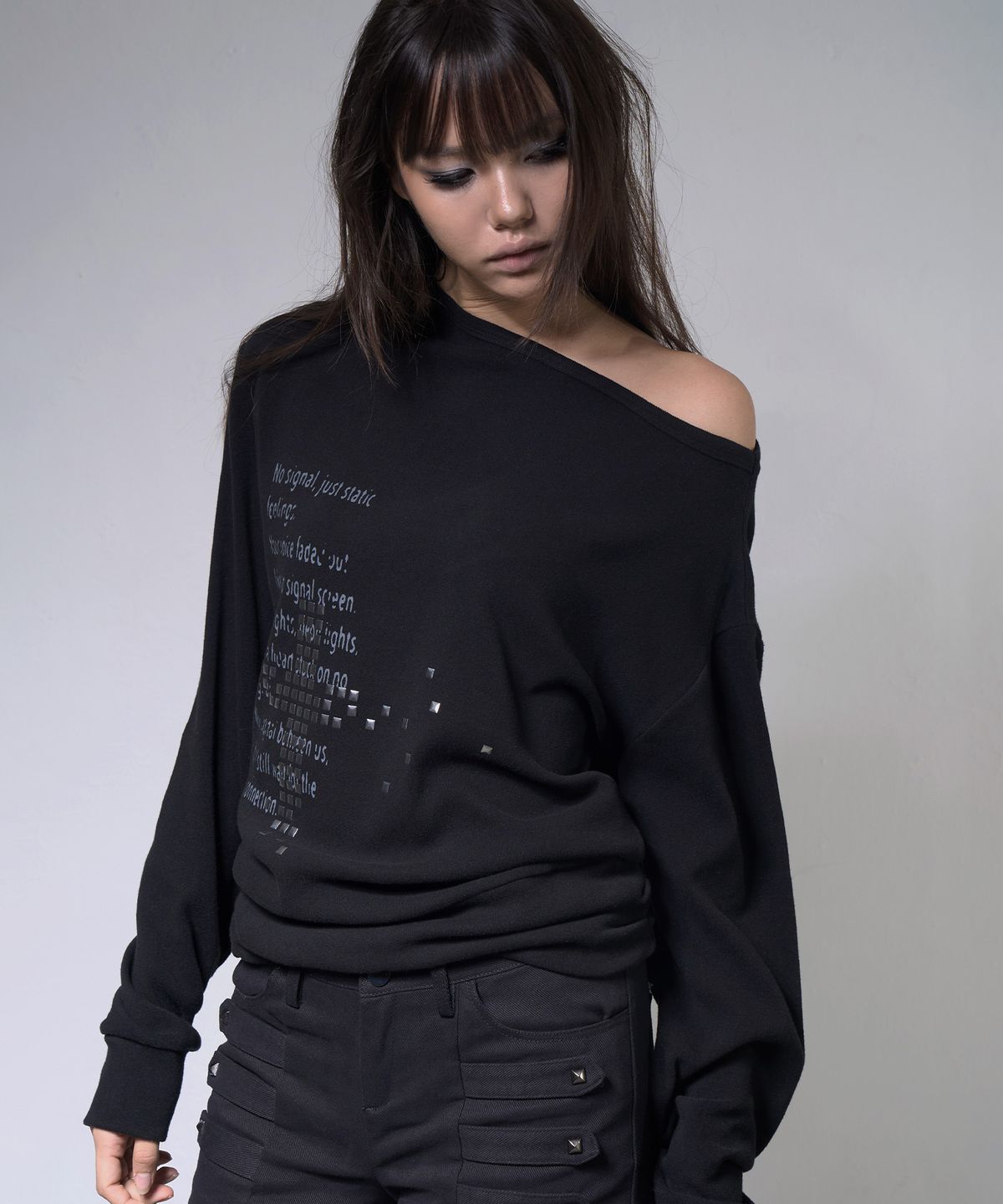 팬시클럽(FANCY CLUB) 픽셀 크로스 원숄더 스웻셔츠 (BLACK) F26ZB535