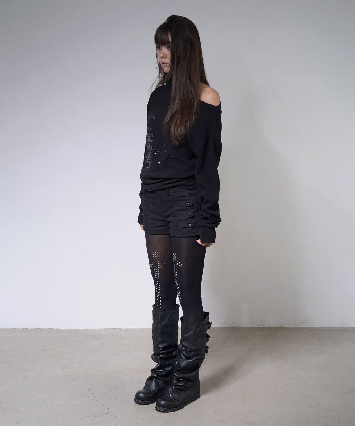 팬시클럽(FANCY CLUB) 픽셀 크로스 원숄더 스웻셔츠 (BLACK) F26ZB535