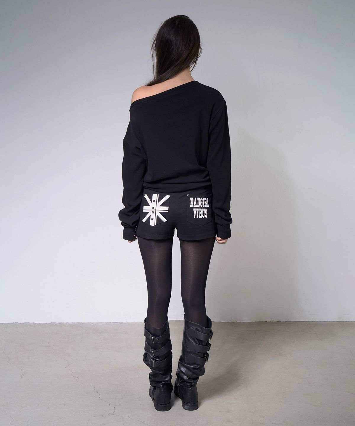 팬시클럽(FANCY CLUB) 픽셀 크로스 원숄더 스웻셔츠 (BLACK) F26ZB535