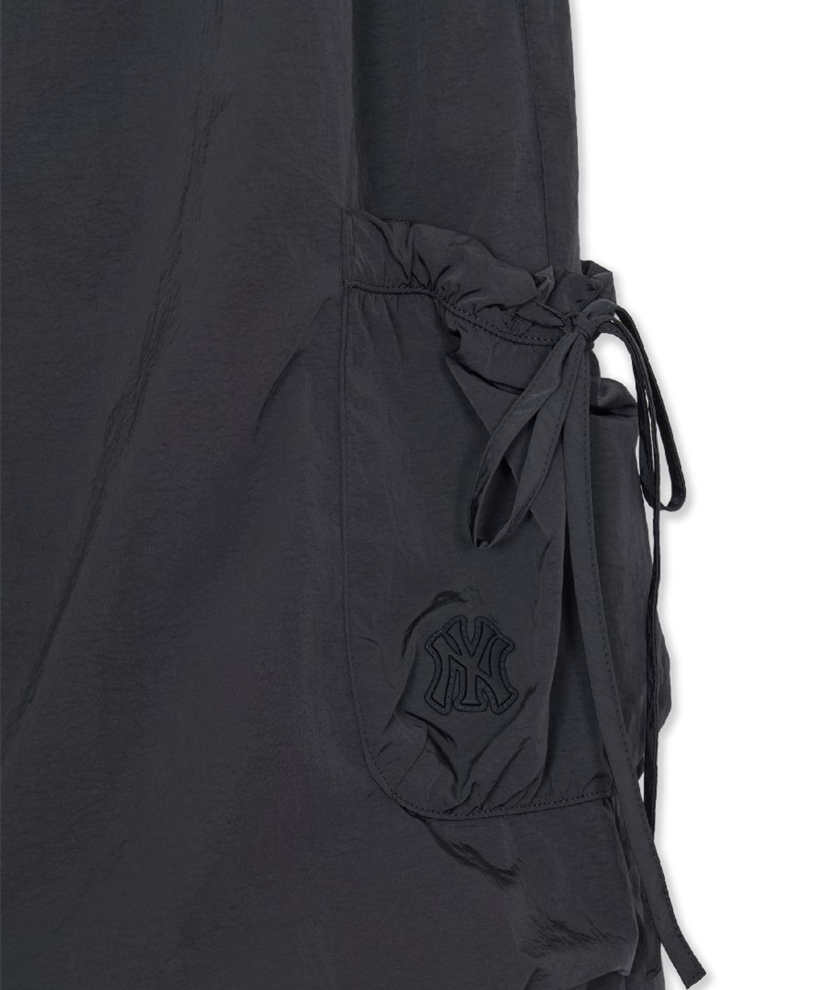 엠엘비(MLB) 여성 고프코어 글로시 레이어드 리본 카고 와이드 플레어 팬츠 NY (D.Charcoal Grey)