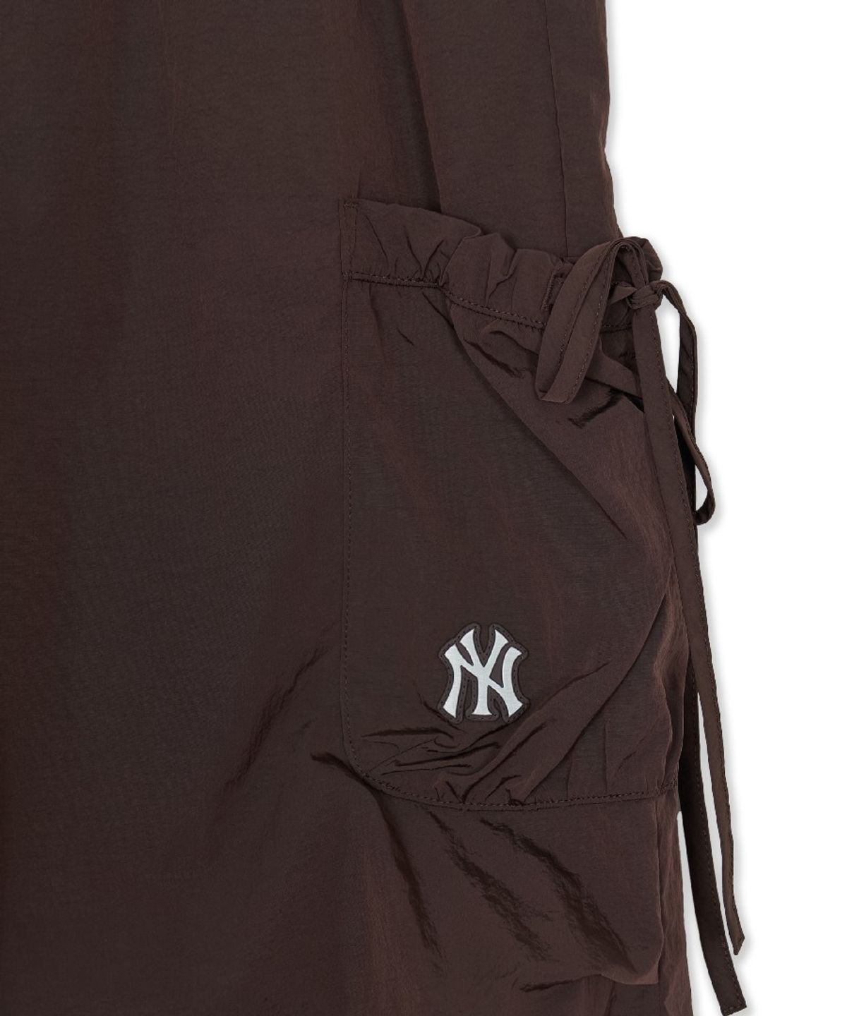 엠엘비(MLB) 여성 고프코어 글로시 레이어드 리본 카고 와이드 플레어 팬츠 NY (D.Brown)