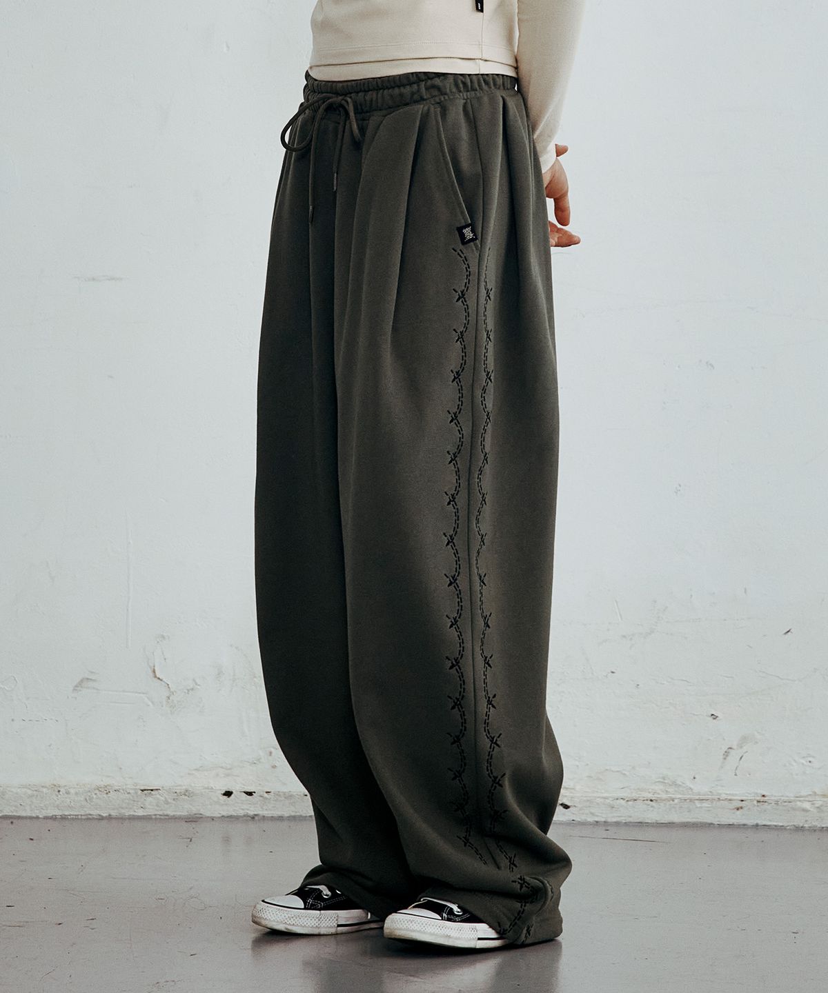 브라운브레스(BROWNBREATH) STITCH BANDING SWEAT PANTS (2colors)