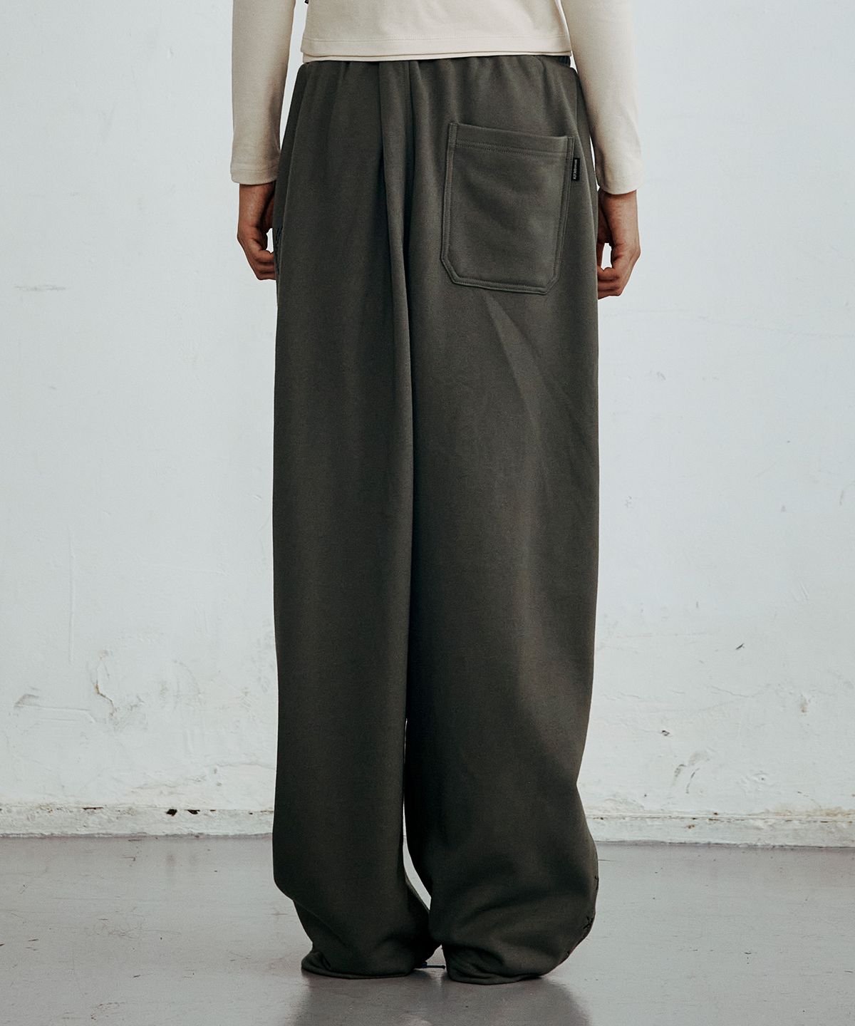 브라운브레스(BROWNBREATH) STITCH BANDING SWEAT PANTS (2colors)