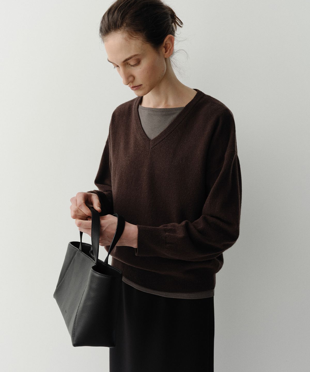 이아(EAAH) RODE CASHMERE V NECK PULLOVER (BROWN)