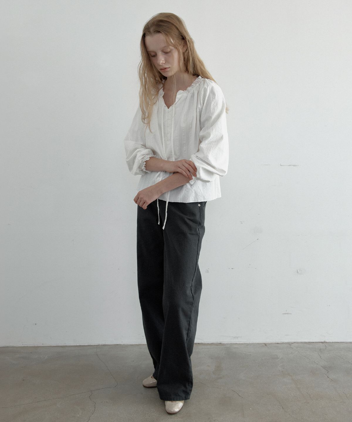 토아베(TOAVE) Scalloped Shirring Blouse (Ivory)