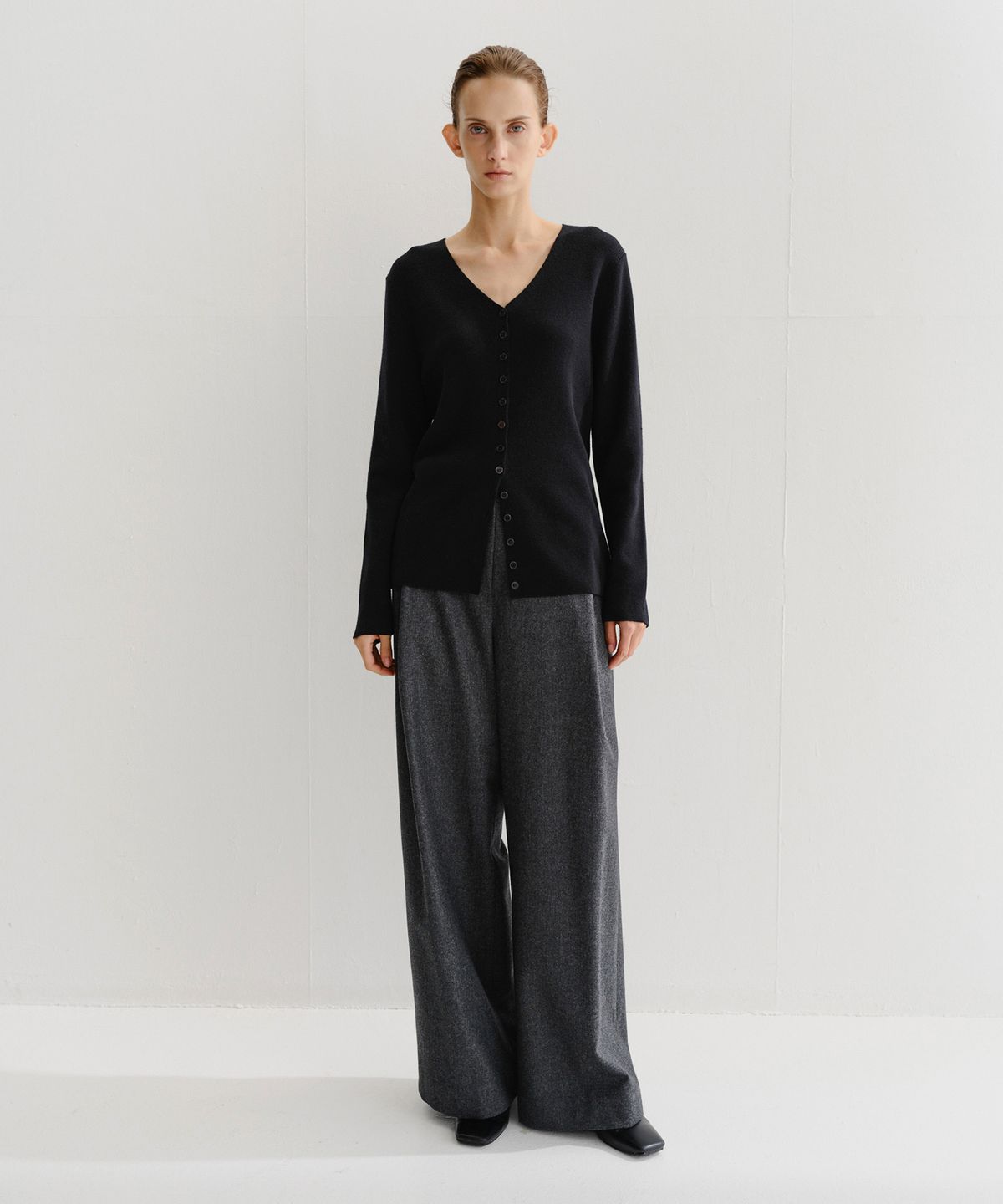 이아(EAAH) WOOL BUTTON KNIT CARDIGAN (BLACK)