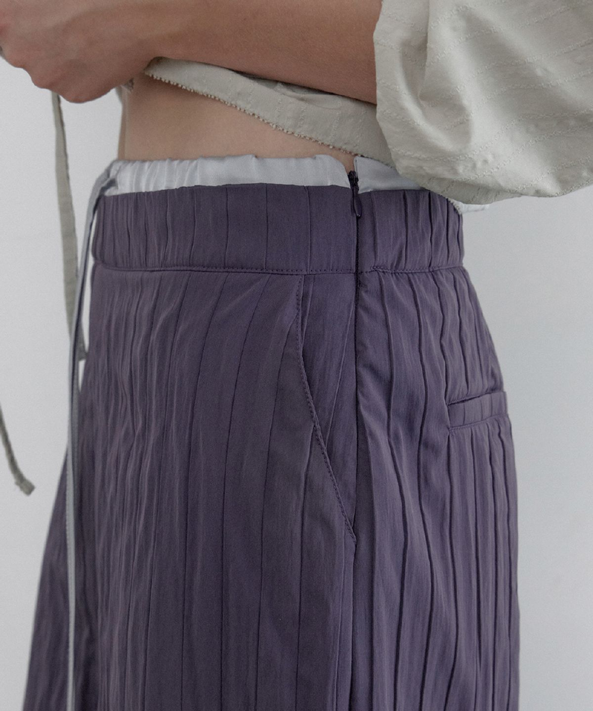 토아베(TOAVE) Satin Sagging Relaxed Fit Pants (Purple)