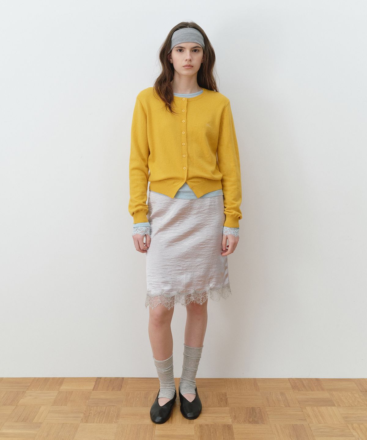 로라로라(ROLAROLA) GLOW LACE SATIN MIDI SKIRT SILVER