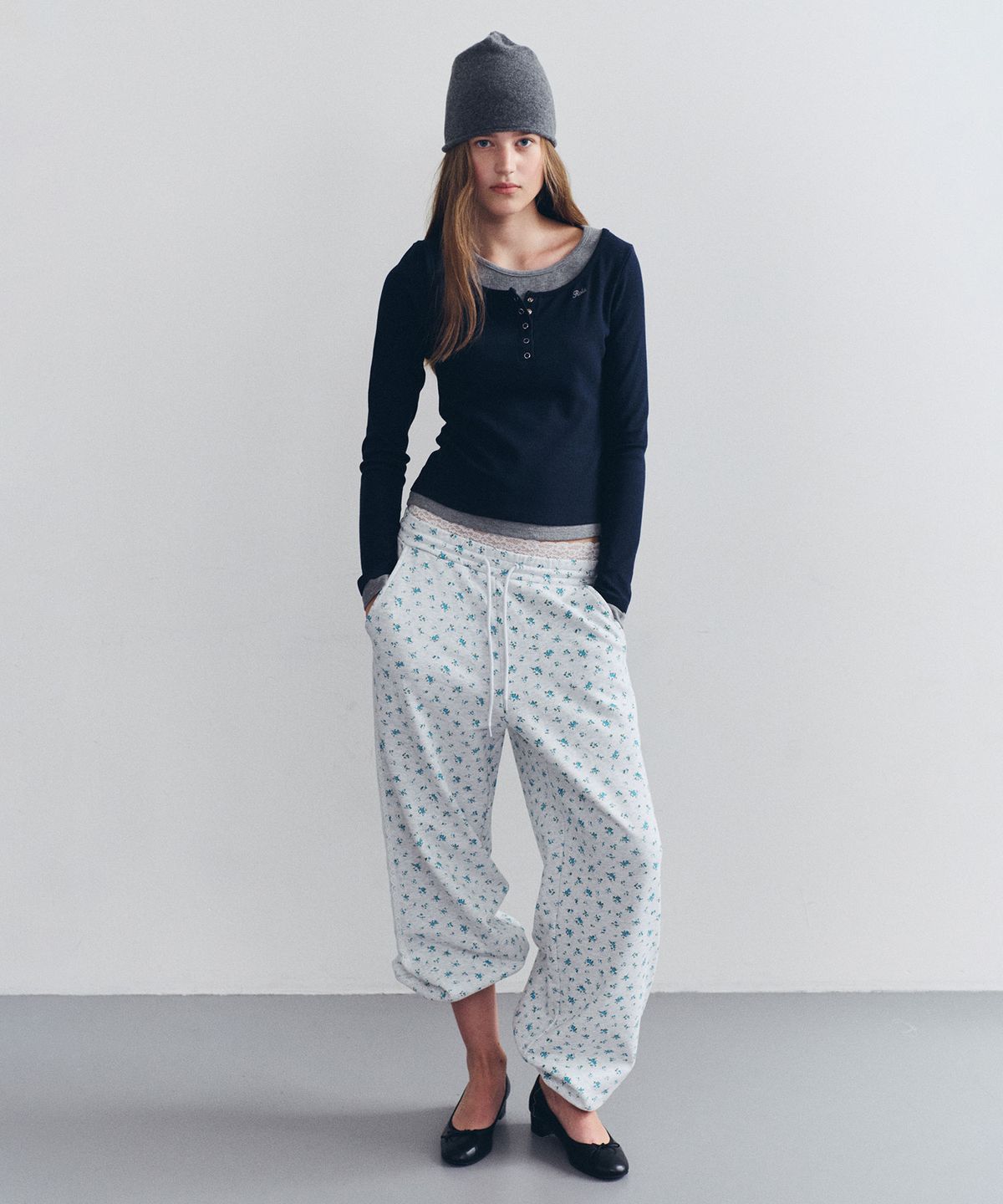 로라로라(ROLAROLA) LACE SAGGING FLOWER SWEAT PANTS MELANGE WHITE