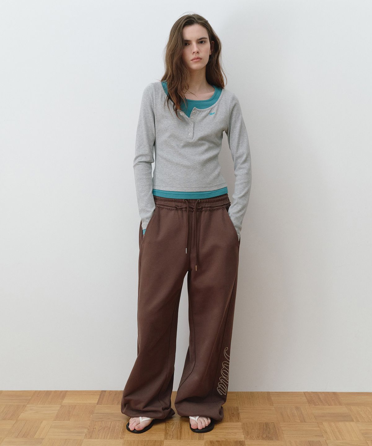 로라로라(ROLAROLA) STITCH LOGO CURVED SWEAT PANTS BROWN