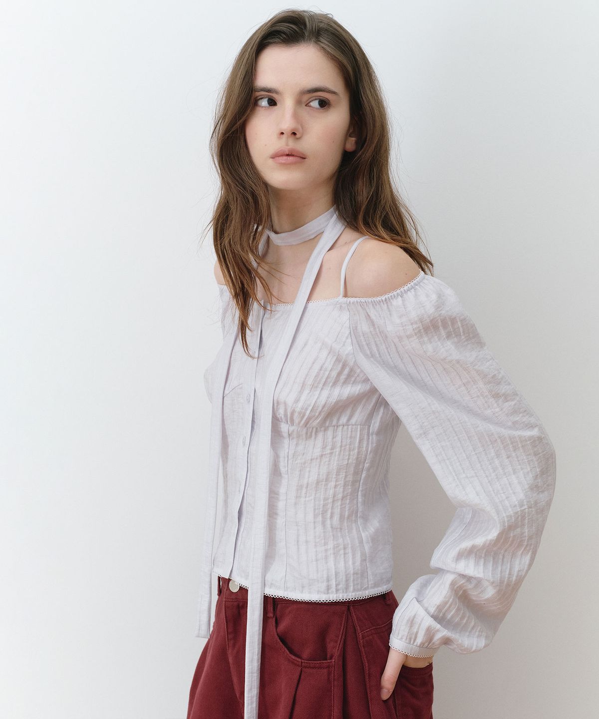 로라로라(ROLAROLA) SHEER OFF SHOULDER TIE BLOUSE LIGHT GRAY
