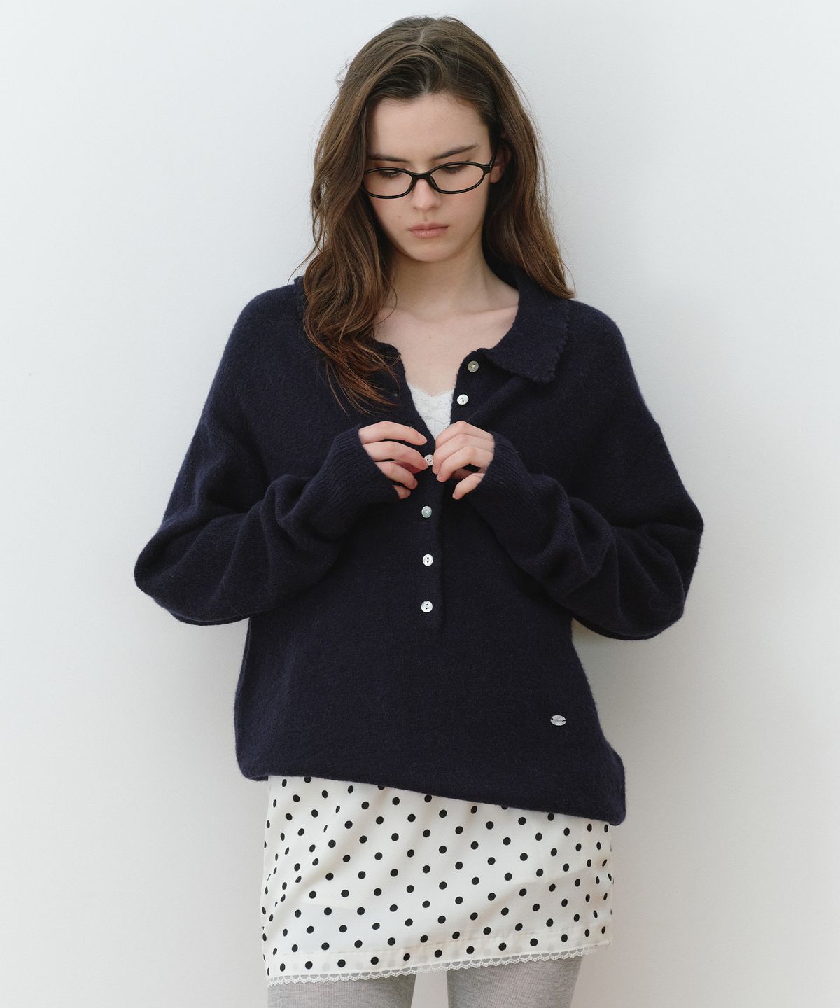 로라로라(ROLAROLA) SCALLOP COLLAR HENLEY LOOSE FIT KNIT NAVY