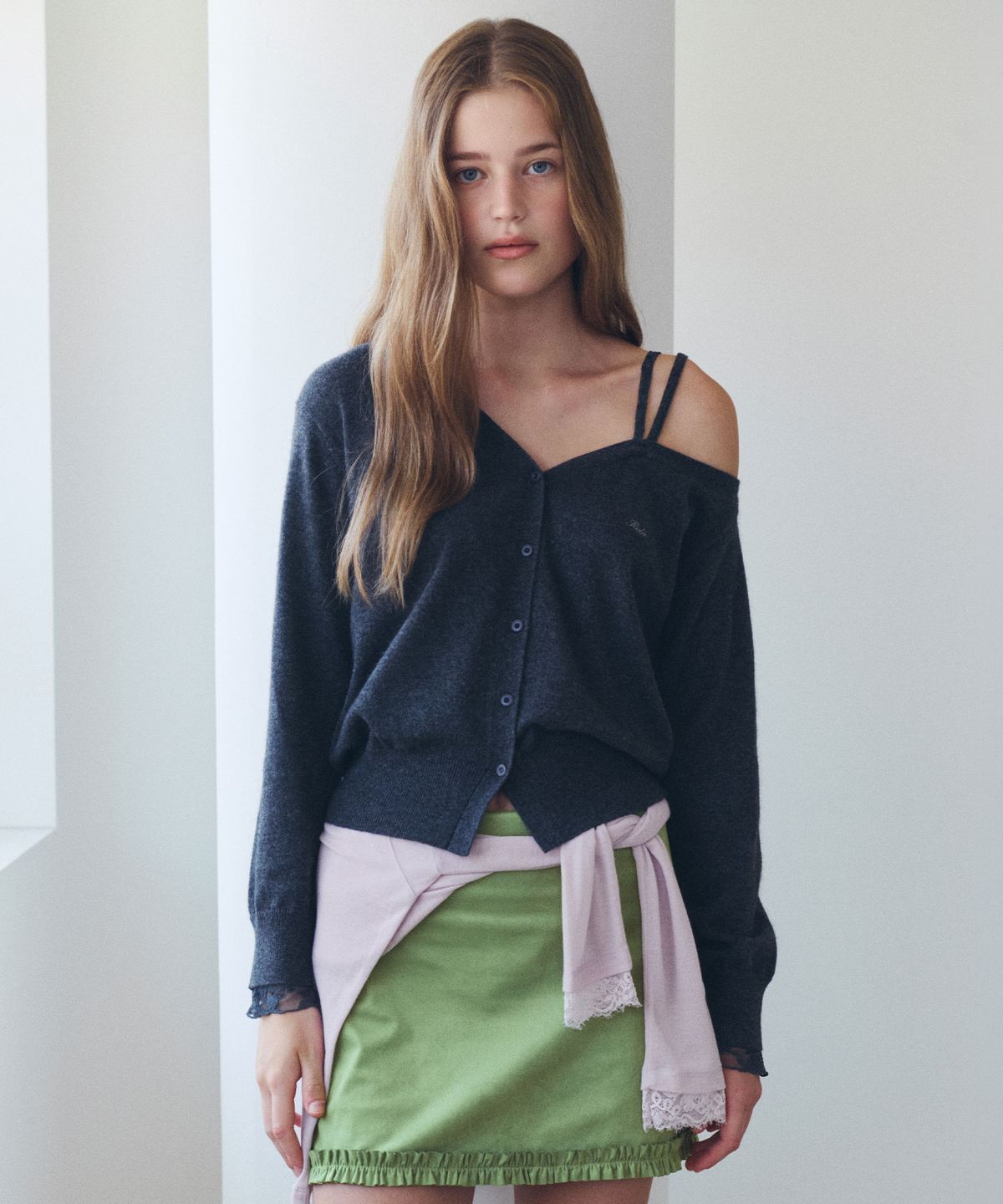 로라로라(ROLAROLA) ONE OFF SHOULDER LACE CARDIGAN CHARCOAL