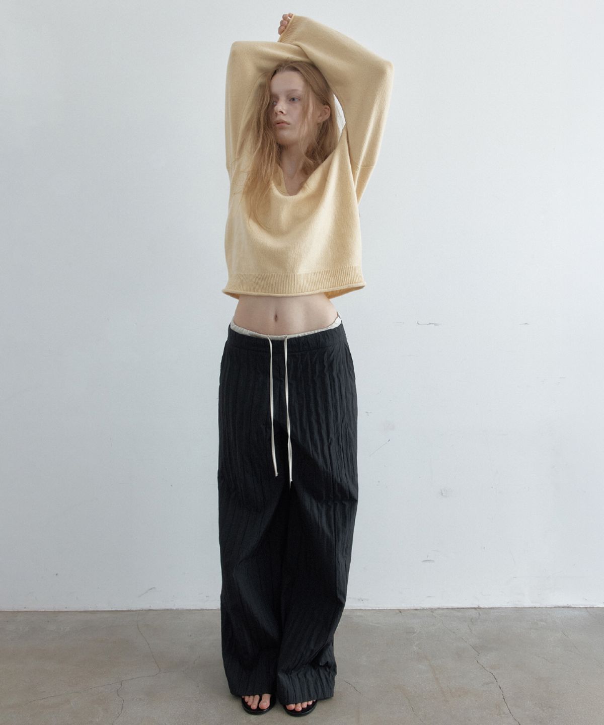토아베(TOAVE) Satin Sagging Relaxed Fit Pants (Black)