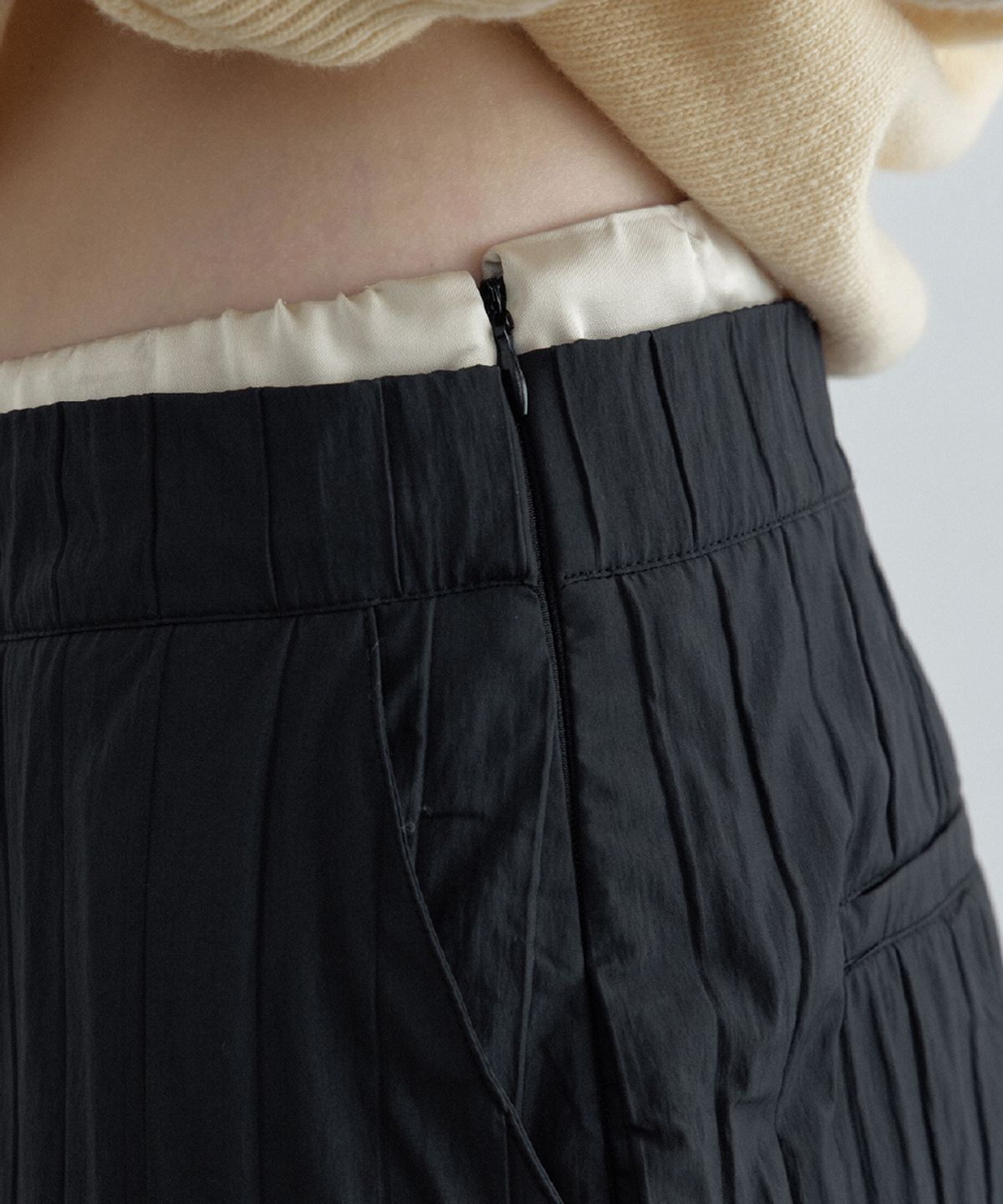 토아베(TOAVE) Satin Sagging Relaxed Fit Pants (Black)