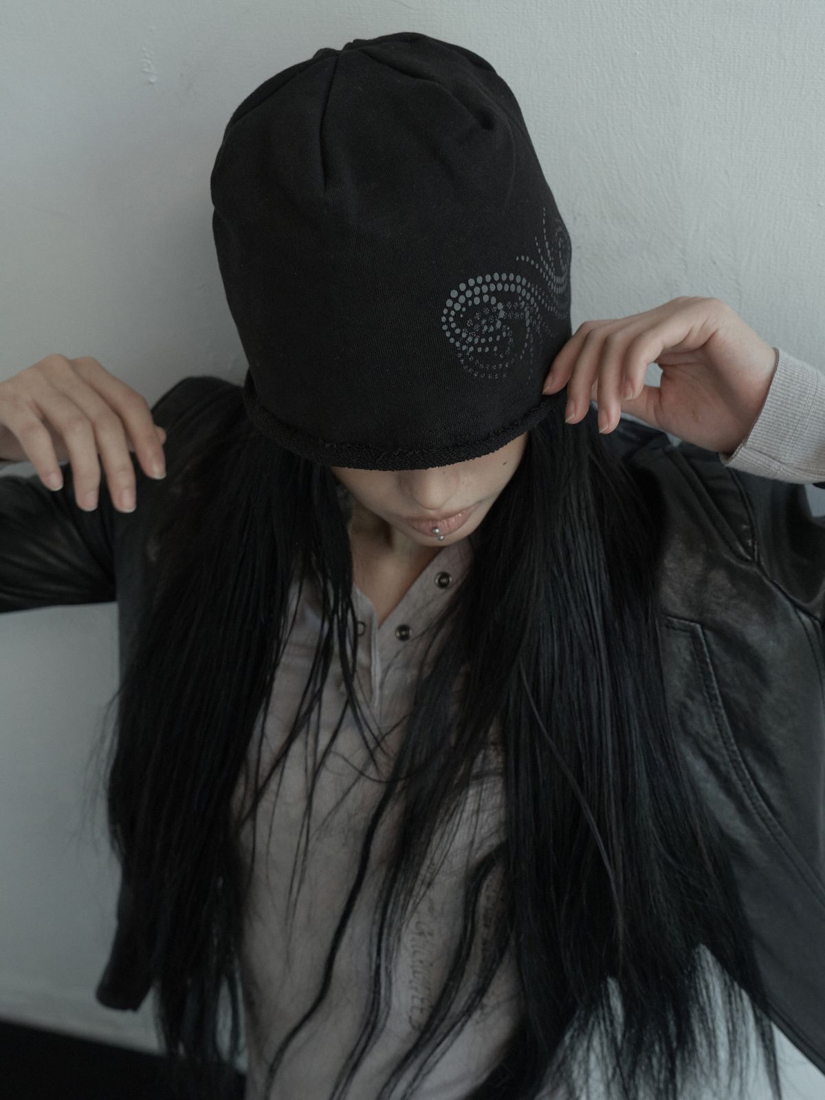피넛루프(PEANUT LOOP) Spiral Dot Symbol Beanie Black