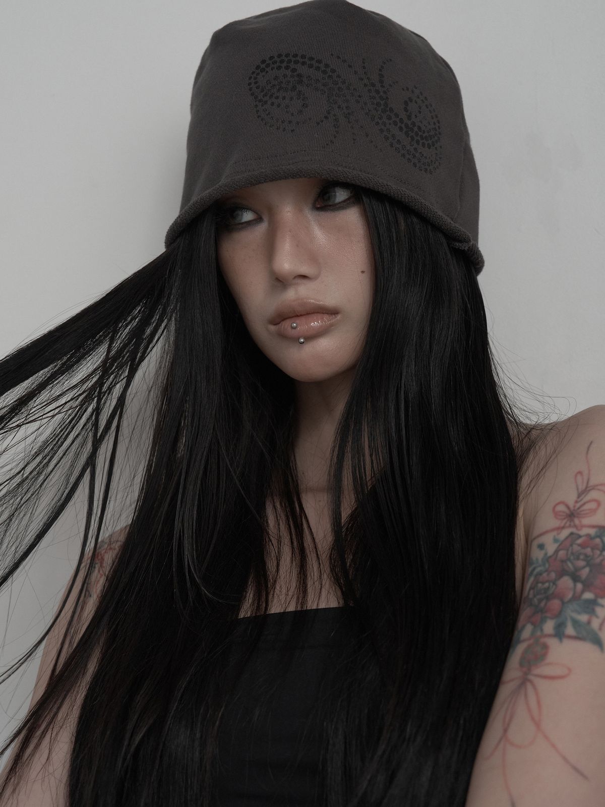 피넛루프(PEANUT LOOP) Spiral Dot Symbol Beanie Charcoal