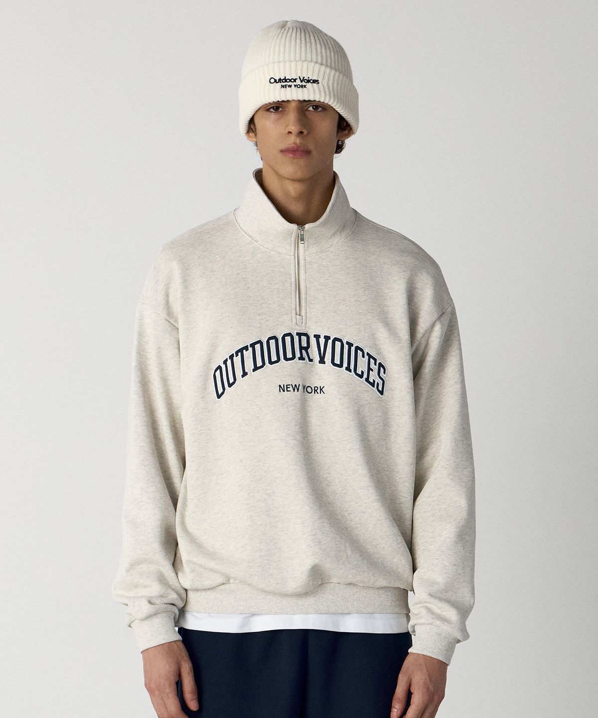 아웃도어 보이스(OUTDOOR VOICES) ARCH LOGO QUARTER ZIP SWEATSHIRT (OATMEAL)