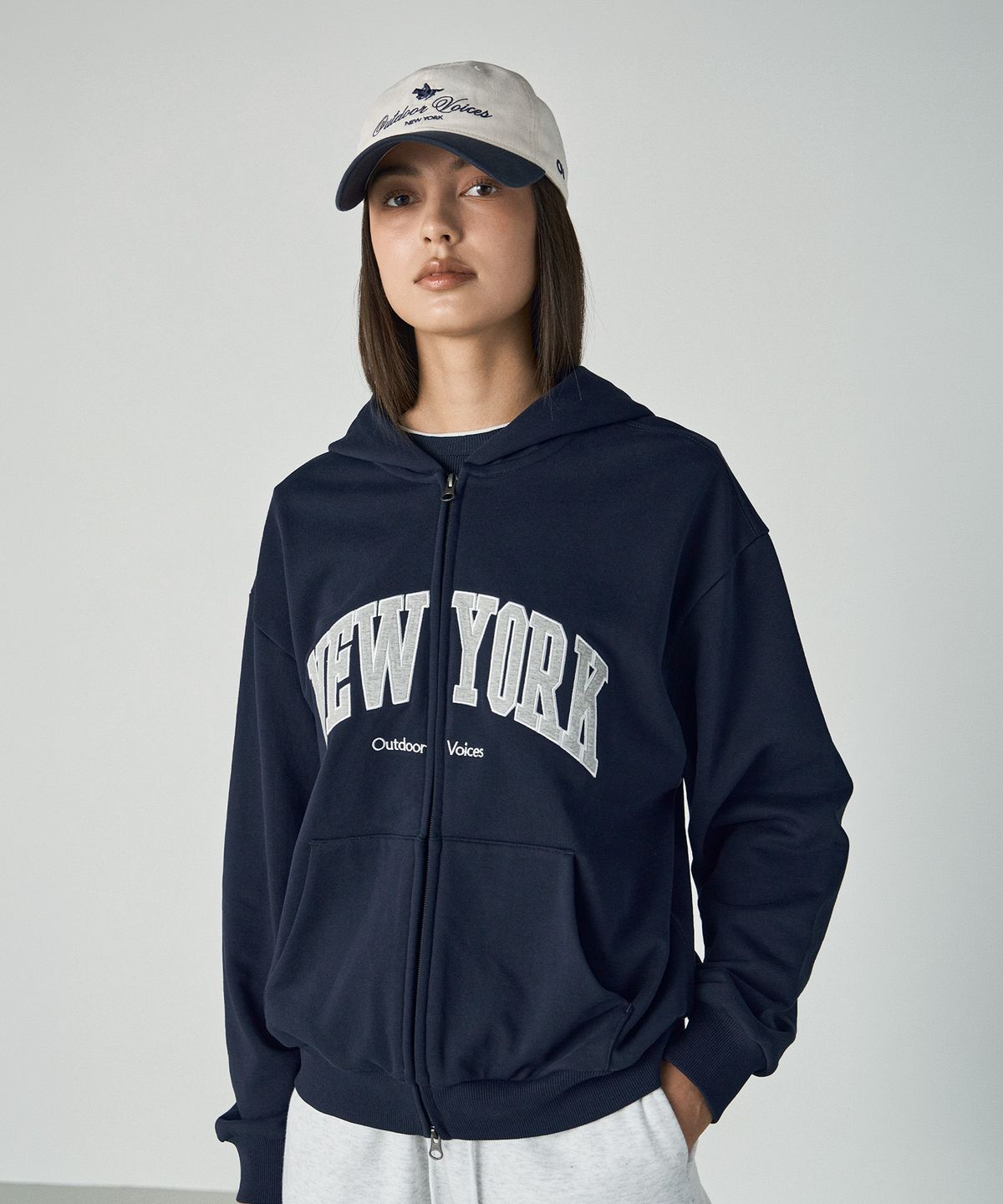 아웃도어 보이스(OUTDOOR VOICES) NEW YORK VARSITY ZIP UP SWEAT HOODIE (NAVY)