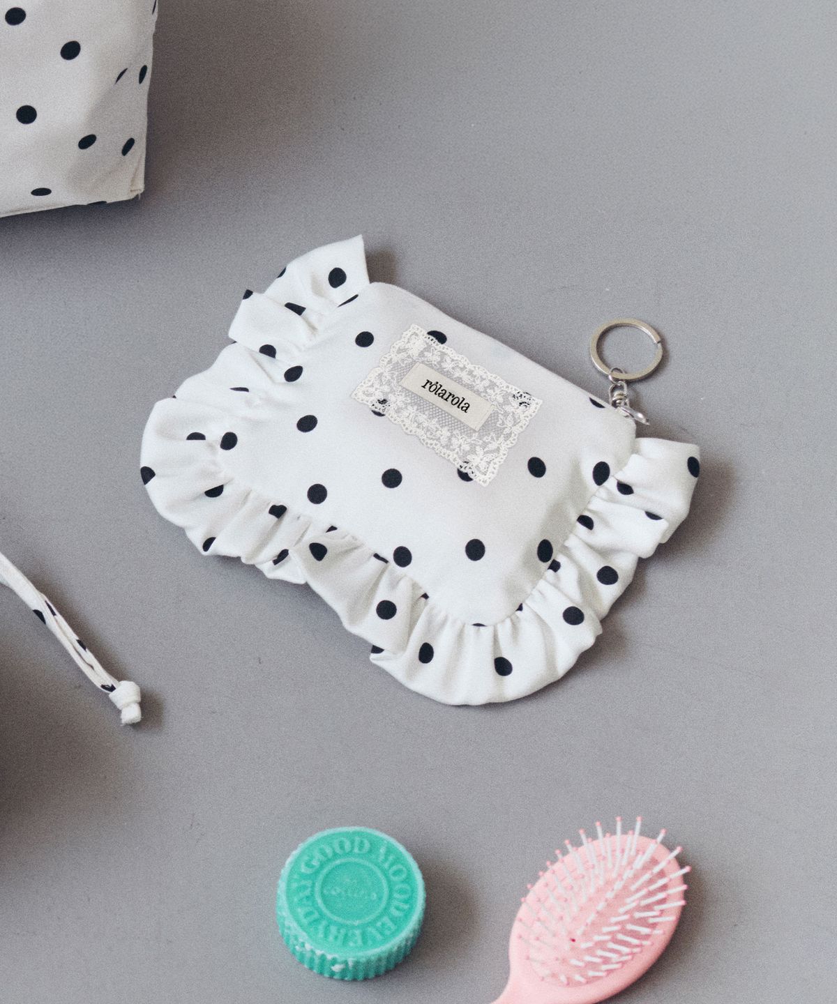 로라로라(ROLAROLA) DOT SATIN FRILL POUCH KEYRING WHITE