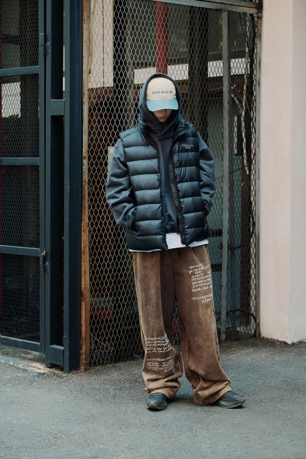 아크메드라비(ACME DE LA VIE) BUMPING BASIC LOGO HOODIE