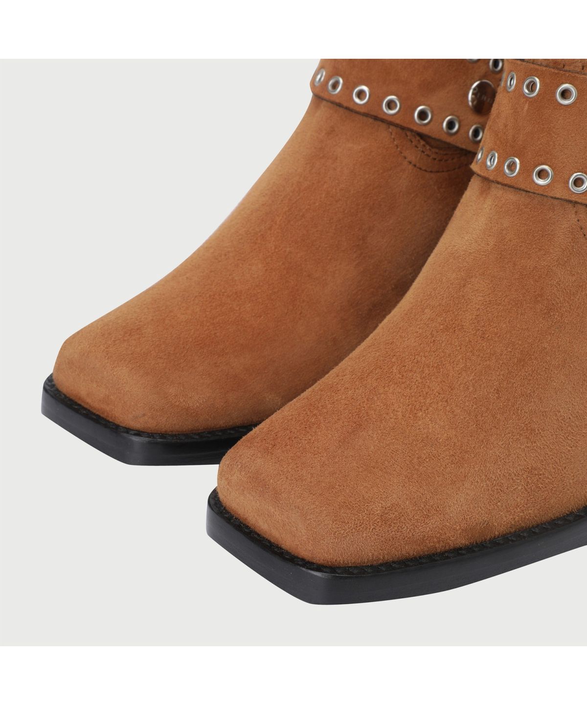 이로 우먼(IROWOMEN) BOYLLE SUEDE 스퀘어 부츠 IS3AW25101CMX