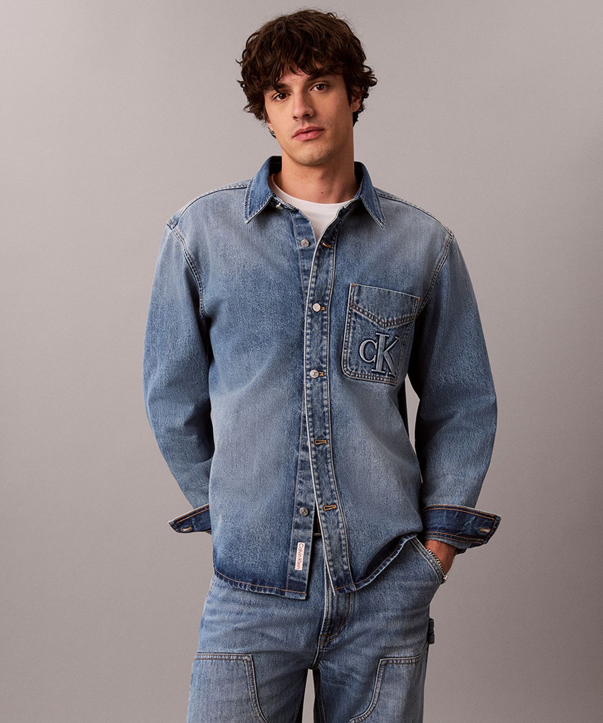 캘빈클라인 진(CALVIN KLEIN JEANS) 메달리온 엠보스드 로고 포켓 오버셔츠 4RH783G 8WY