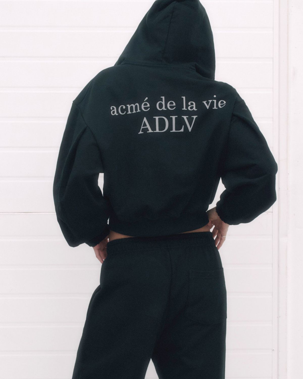 아크메드라비(ACME DE LA VIE) WOMAN ONE TUCK CROP HOODIE ZIP UP