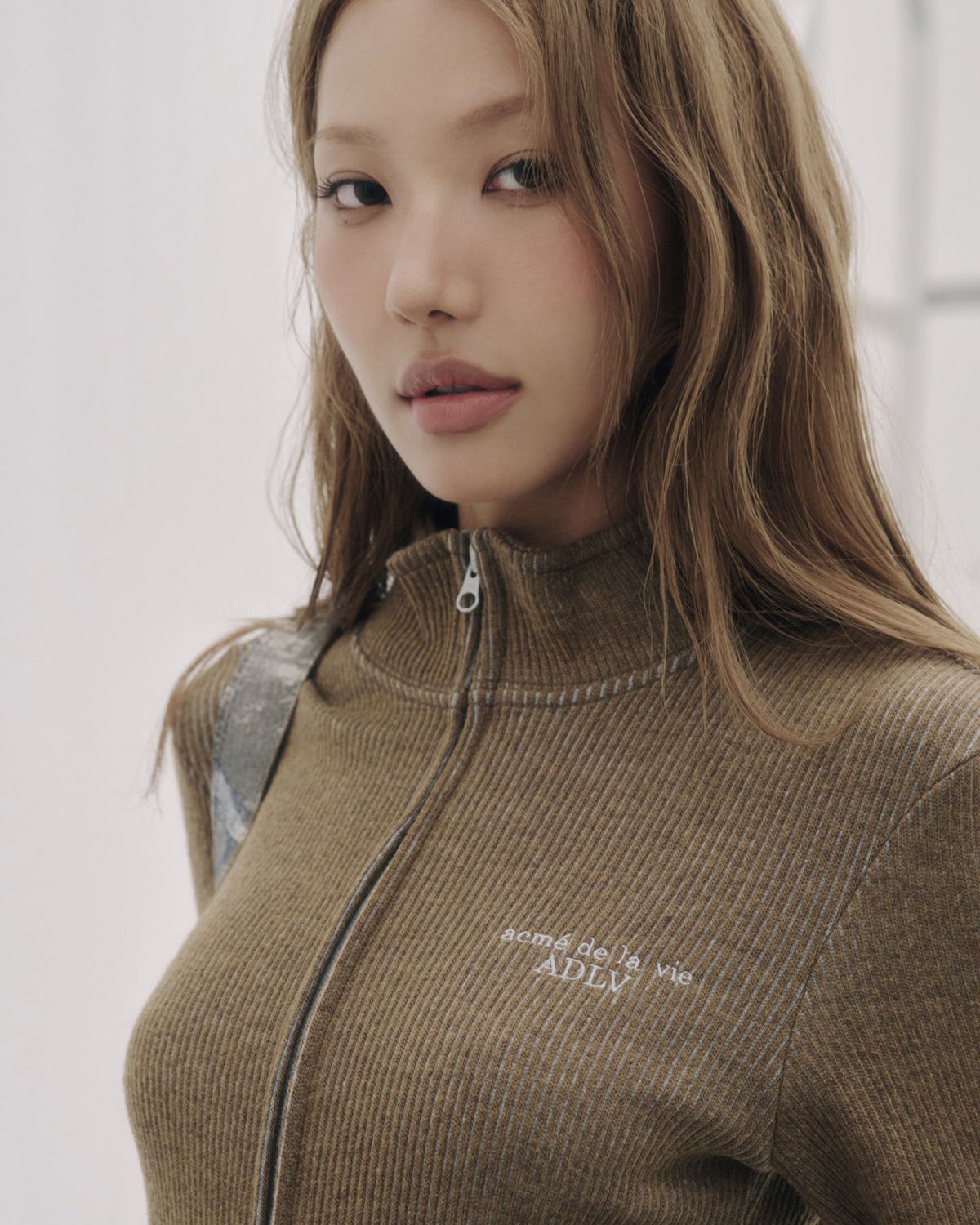 아크메드라비(ACME DE LA VIE) WOMAN RIBBED CROP ZIP UP