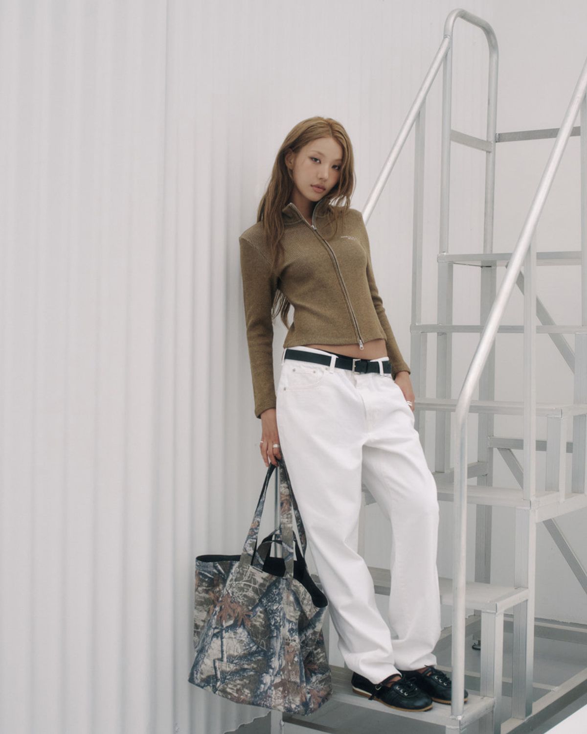 아크메드라비(ACME DE LA VIE) WOMAN RIBBED CROP ZIP UP