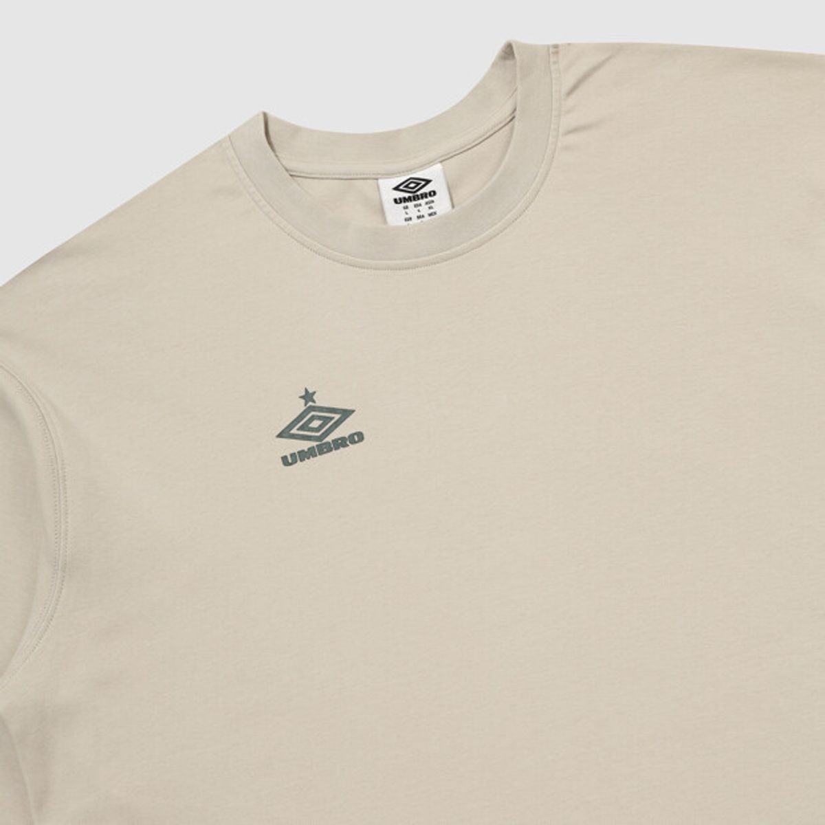 엄브로(UMBRO) NQ AWAY DAYS 그래픽 반팔 티셔츠 베이지 UR311CRS81