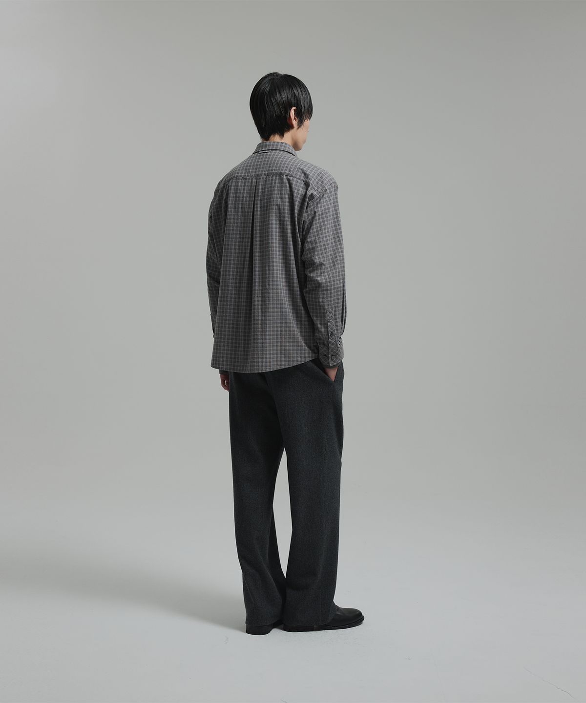 넌블랭크(NONBLANK) 일레귤러 패널 체크 LS 셔츠_BLUISH GREY