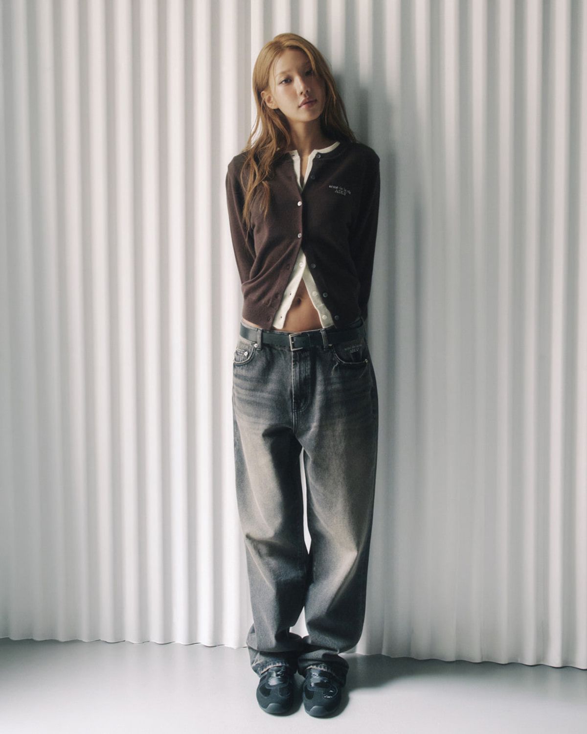아크메드라비(ACME DE LA VIE) WOMAN CREW NECK BASIC LOGO CARDIGAN