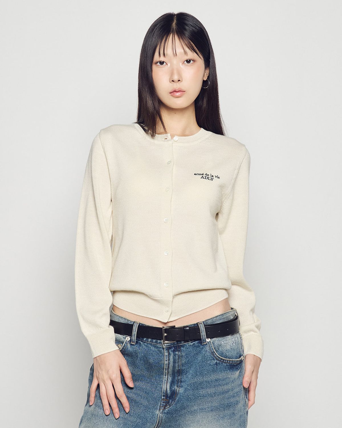 아크메드라비(ACME DE LA VIE) WOMAN CREW NECK BASIC LOGO CARDIGAN
