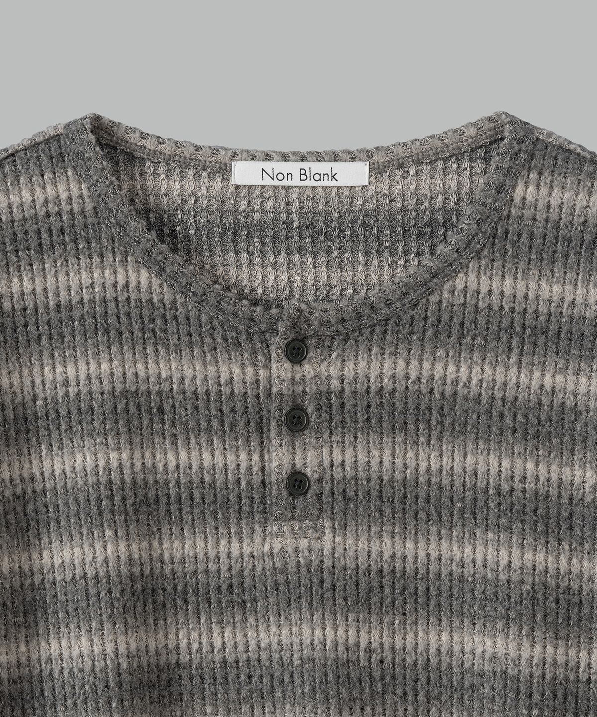 넌블랭크(NONBLANK) 와플 헨리넥 LS 티셔츠_GREY STRIPE
