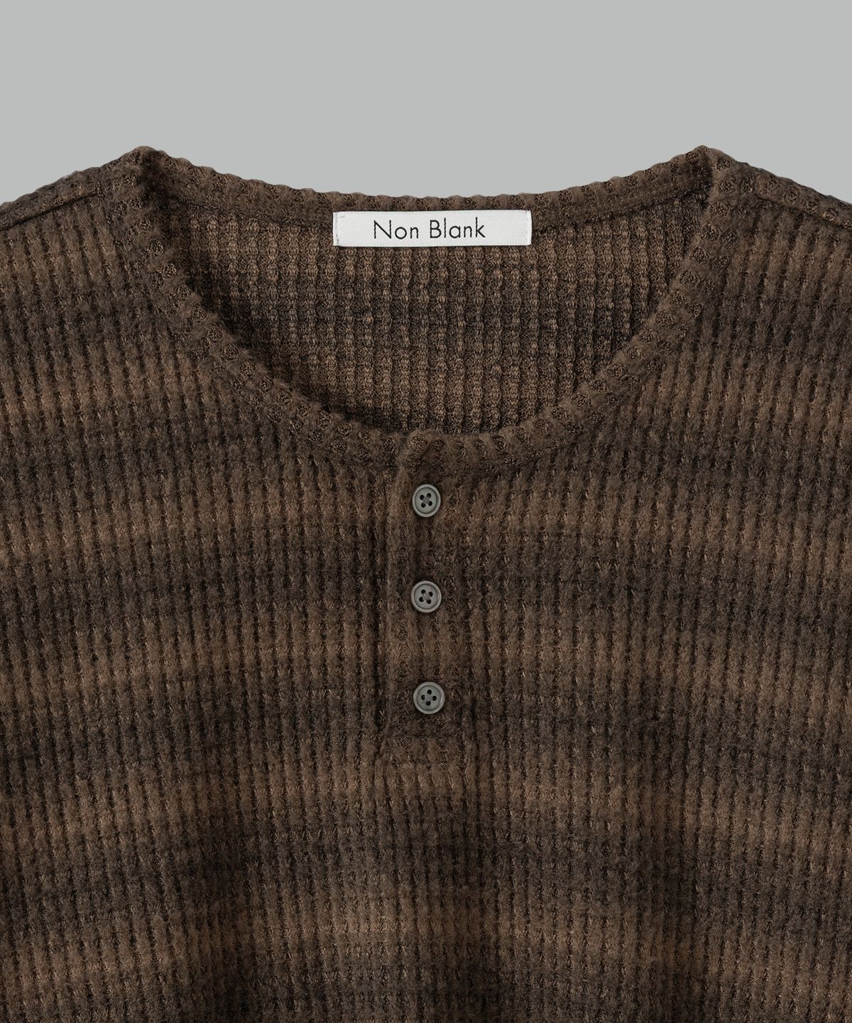 넌블랭크(NONBLANK) 와플 헨리넥 LS 티셔츠_BROWN STRIPE