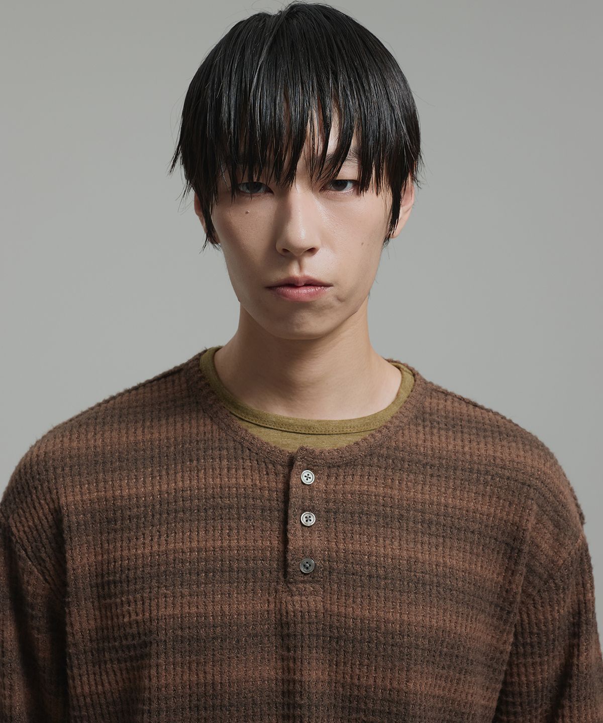 넌블랭크(NONBLANK) 와플 헨리넥 LS 티셔츠_BROWN STRIPE