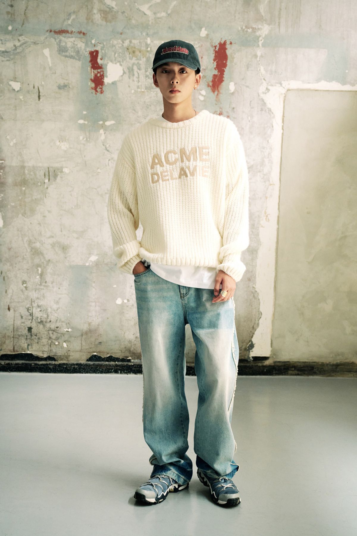 아크메드라비(ACME DE LA VIE) FELT LOGO APPLIQUE BASIC KNIT