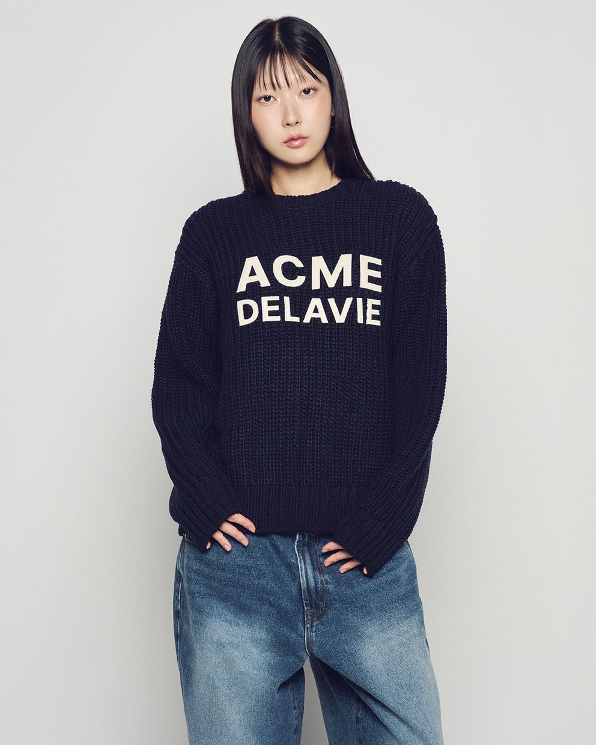 아크메드라비(ACME DE LA VIE) FELT LOGO APPLIQUE BASIC KNIT