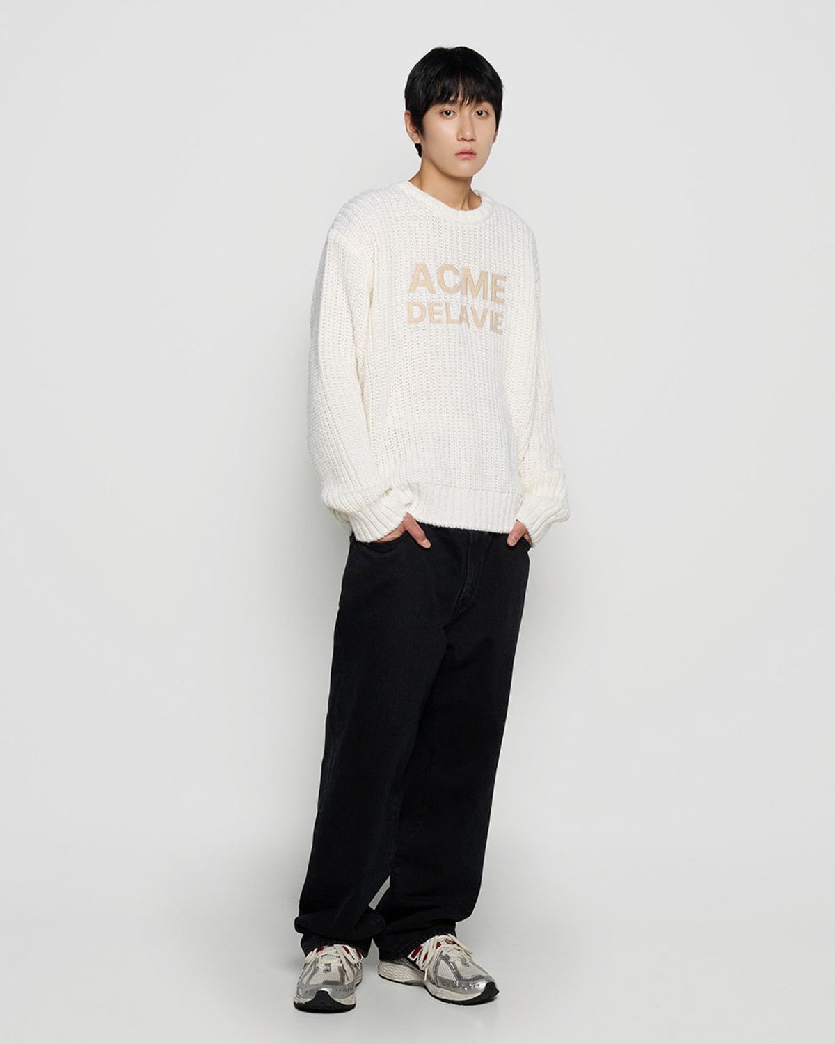 아크메드라비(ACME DE LA VIE) FELT LOGO APPLIQUE BASIC KNIT