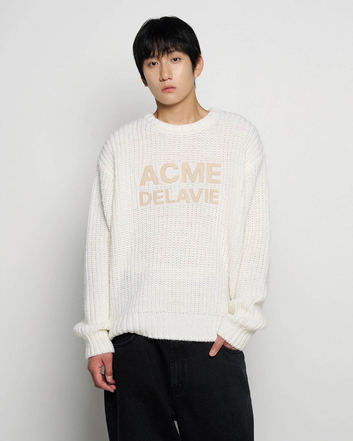 아크메드라비(ACME DE LA VIE) FELT LOGO APPLIQUE BASIC KNIT