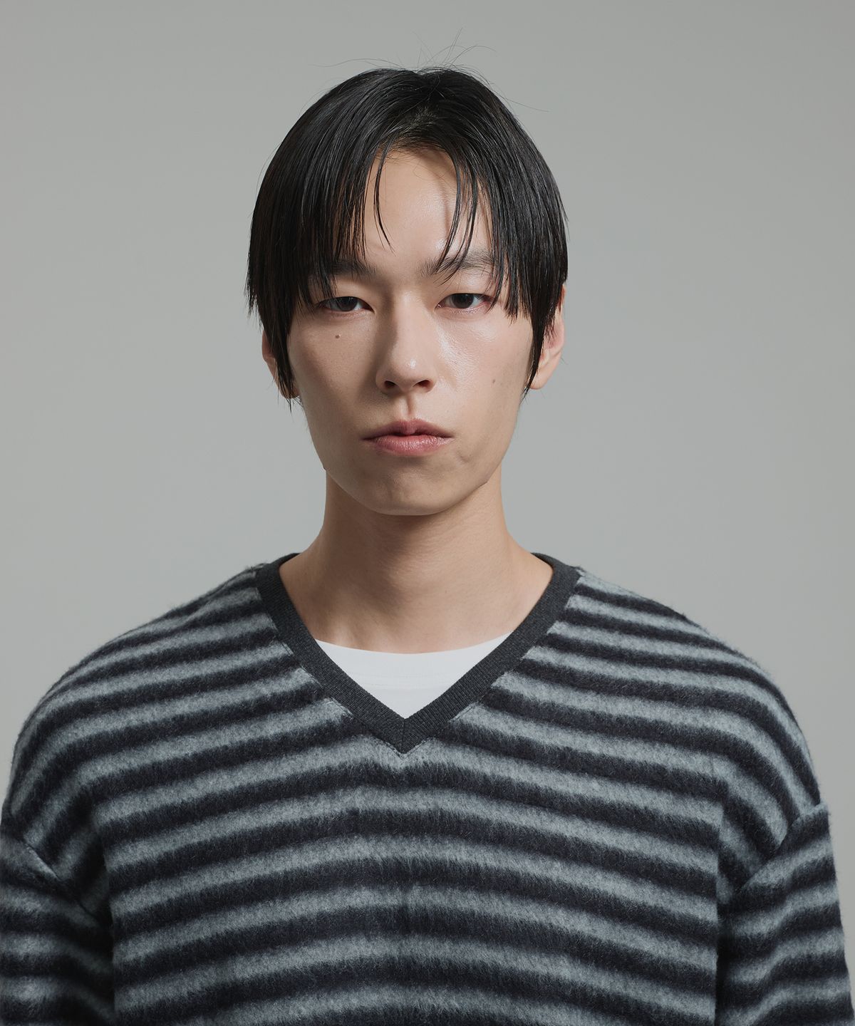넌블랭크(NONBLANK) 헤어리 스트라이프 V넥 LS 티셔츠_GREY