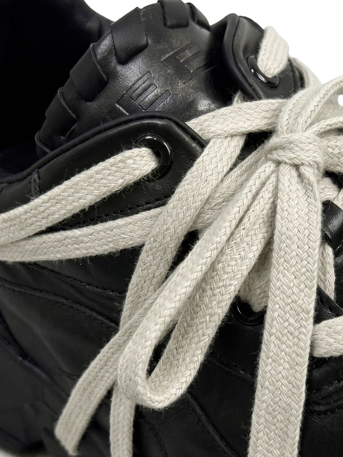 와이이이엘(YEEL) LACE PLATFORM SNEAKERS BLACK