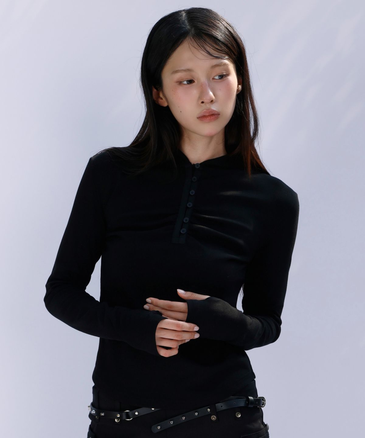 세컨드솔트(SECONDSALT) 셔링 버튼넥 후드 롱 슬리브 (블랙)