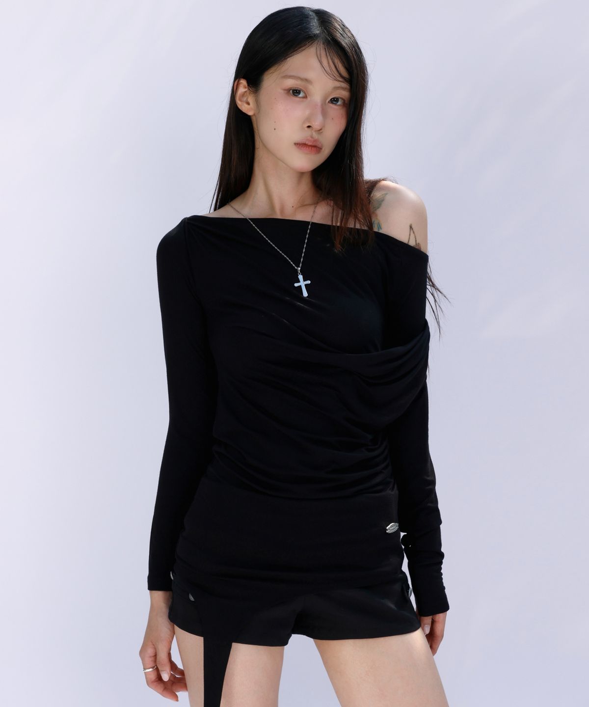 세컨드솔트(SECONDSALT) 드레이프 오프숄더 롱 슬리브 (블랙)